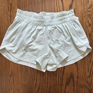 Lululemon Tracker LR 4” lined Athletic Shorts light mint green